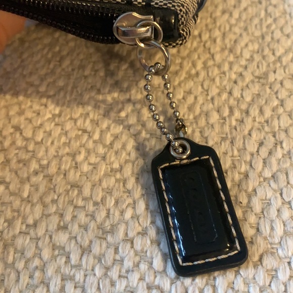 Coach wristlet with 1 organizer pocket inside - Picture 4 of 4